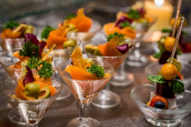 Isırık büyüklüğünde kanepelerle dolu bir açık büfe. 