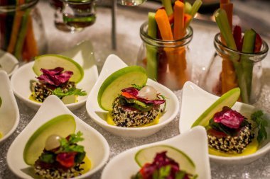 Isırık büyüklüğünde kanepelerle dolu bir açık büfe. 