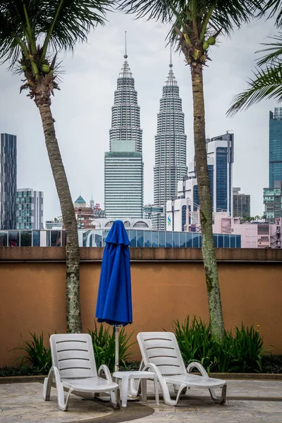 Petrona Wieże Kuala Lumpur Panoramie Miasta Parą Opalonych Leżaków — Zdjęcie stockowe