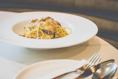 Zengin, kremalı, jambonlu ve şampiyon, peynirli brendiyle yakılmış, cesur bir lezzet için.