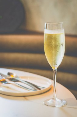 Şampanya kadehinde köpüklü şampanya.