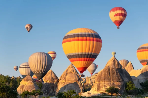 Luftballons Fliegen Über Hohen Felsen — Stockfoto