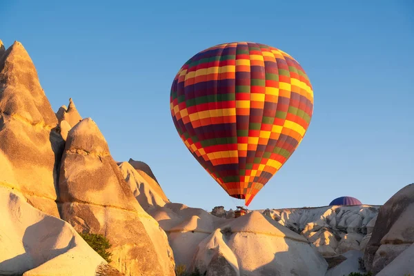 Luftballon Fliegt Über Hohen Felsen — Stockfoto