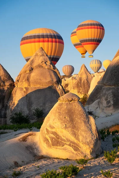 Luftballons Fliegen Über Hohen Felsen — Stockfoto