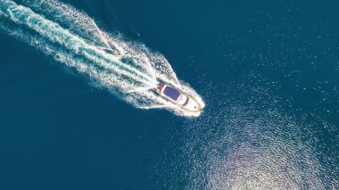 Deniz ve tekne havadan görünümü.