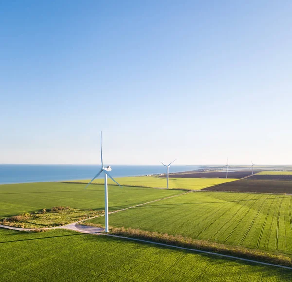 フィールドの風力発電所の空中写真 — ストック写真