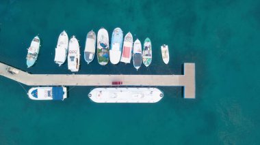 Tekne ve yat limanının üstten görünüm.