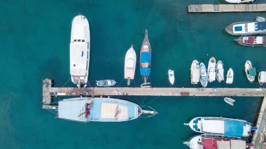 Tekne ve yat limanının havadan görünümü.