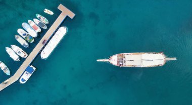 Tekne ve yat limanının üstten görünüm.