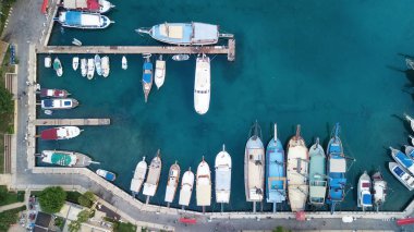 Tekne ve yat limanının havadan görünümü.