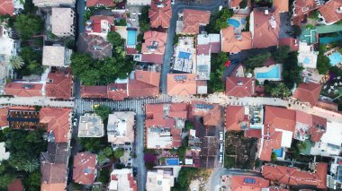 Güneşli bir gün içinde şehrin havadan görünümü.