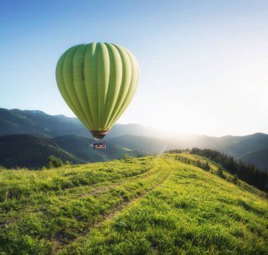 Hava ballon dağlar yaz saati itibariyle yukarıda. Kavram ve fikir macera