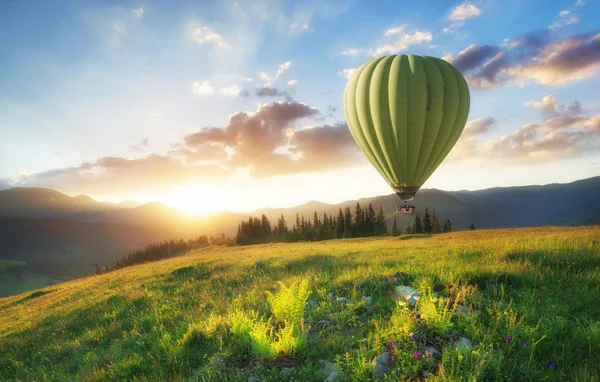 Ballon Aérien Dessus Des Montagnes Été Concept Idée Aventure — Photo