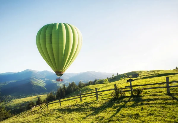 Luftballon Über Den Bergen Zur Sommerzeit Konzept Und Idee Des — Stockfoto