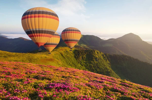 Luftballon Über Den Bergen Zur Sommerzeit Konzept Und Idee Des — Stockfoto