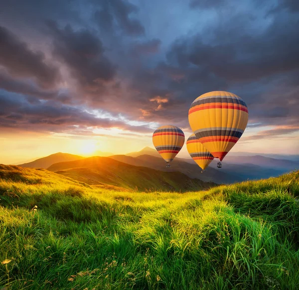 Luftballon Über Den Bergen Zur Sommerzeit Konzept Und Idee Des — Stockfoto