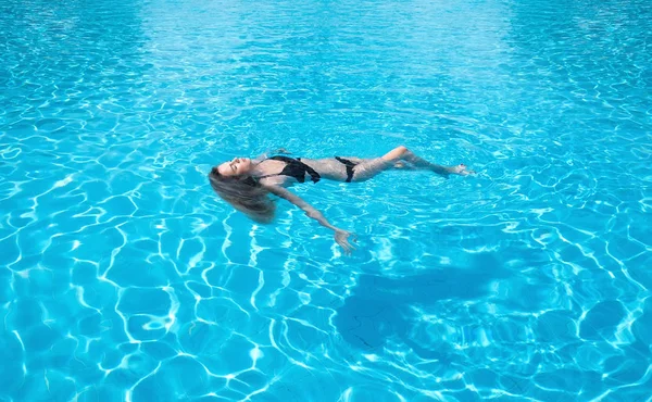 Fille Détendre Dans Piscine Belle Fille Comme Concept Une Idée — Photo