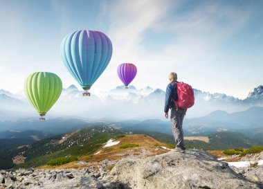 Dağ turizm yüksek kayanın üzerine. Spor ve aktif bir yaşam konsepti