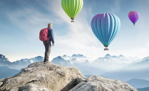 Turist yüksek kayalar tepe üzerinde. Spor ve aktif bir yaşam concep