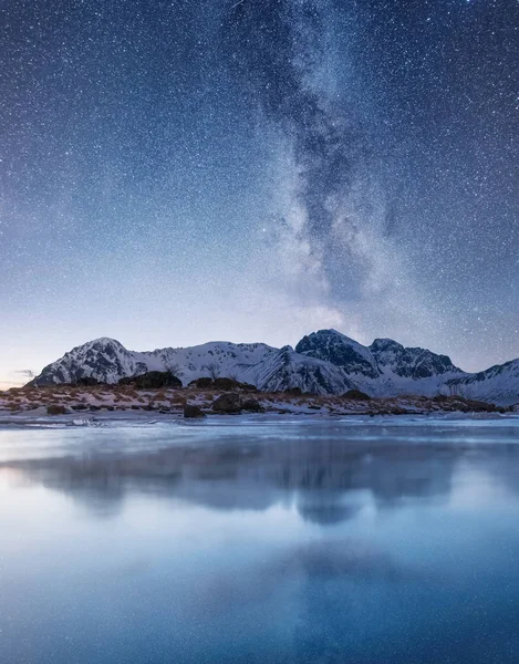 Нічне Небо Відображення Замерзлому Озері Природних Ландшафтів Норвегії — стокове фото