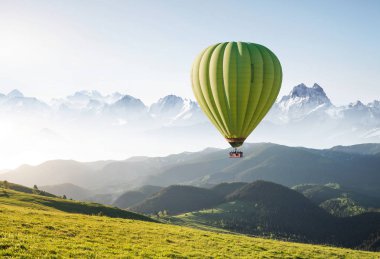 Hava ballon dağlar yaz saati itibariyle yukarıda. Kavram ve fikir macera