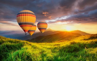 Hava ballon dağlar yaz saati itibariyle yukarıda. Kavram ve fikir macera