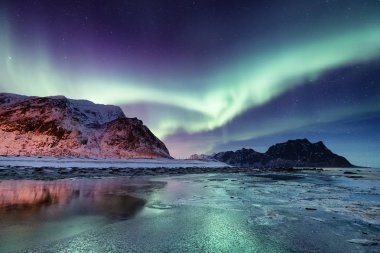 Kuzey ışığı yanar dağlar. Norveç'te güzel doğal peyzaj