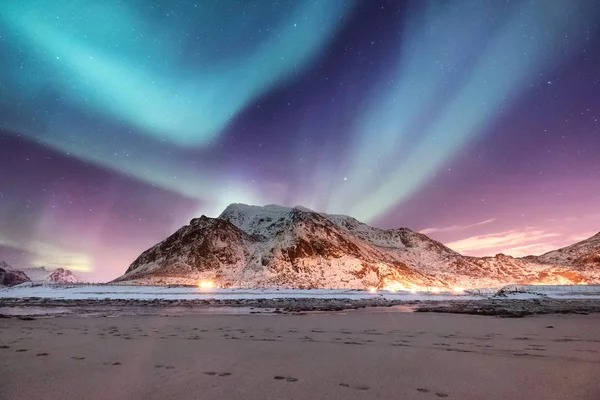 Kuzey Işığı Yanar Dağlar Norveç Güzel Doğal Peyzaj — Stok fotoğraf