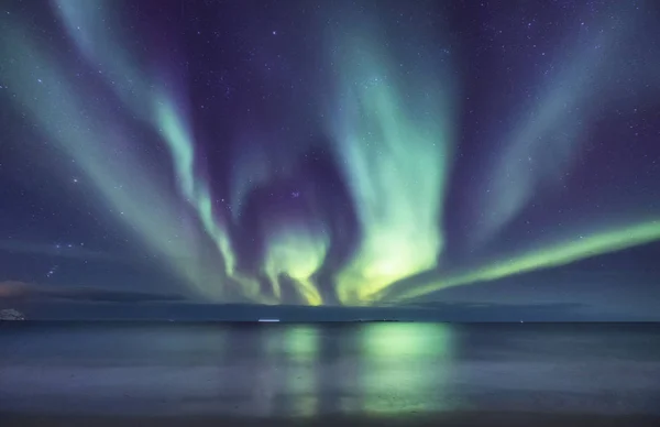 Luz Del Norte Sobre Océano Hermoso Paisaje Natural Noruega —  Fotos de Stock