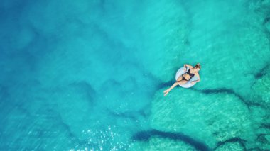 Deniz yüzeyinde hava görünümünü adlı kız. Yaz saati güzel kompozisyon