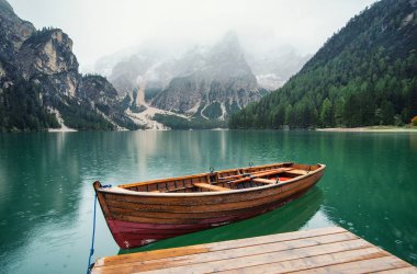 İtalya dağ vadisinde gölde. İtalya dağlarda güzel doğal peyzaj.