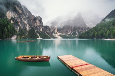 İtalya dağ vadisinde gölde. İtalya dağlarda güzel doğal peyzaj.