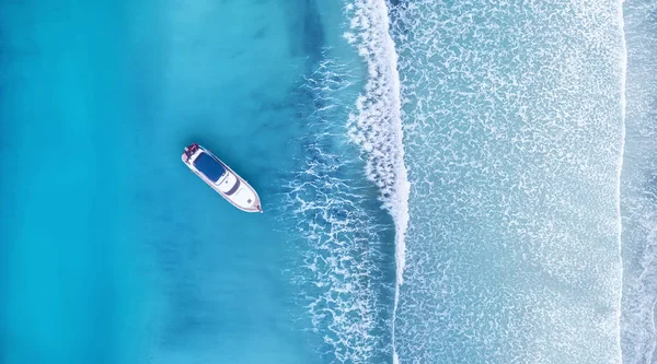 Dalga ve bir arka plan olarak sahilde tekne. Yaz saati--dan soluduğumuz hava, güzel doğal arka plan