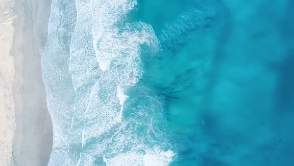 海浪在海滩上作为背景 夏天美丽的自然背景 — 图库照片