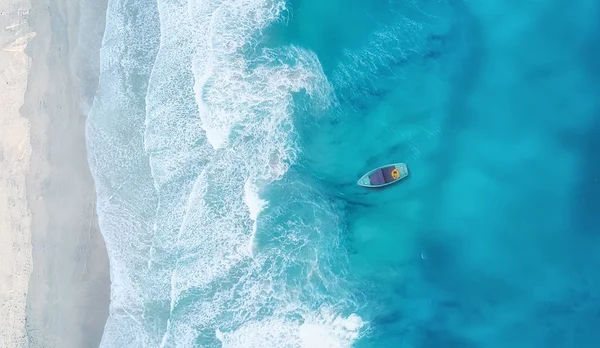 波と背景としてビーチにボート 空気から夏でも美しい自然の背景 — ストック写真