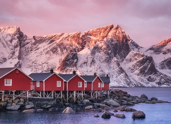 Lofoten Adaları bay evlerde. Gündoğumu sırasında doğal peyzaj