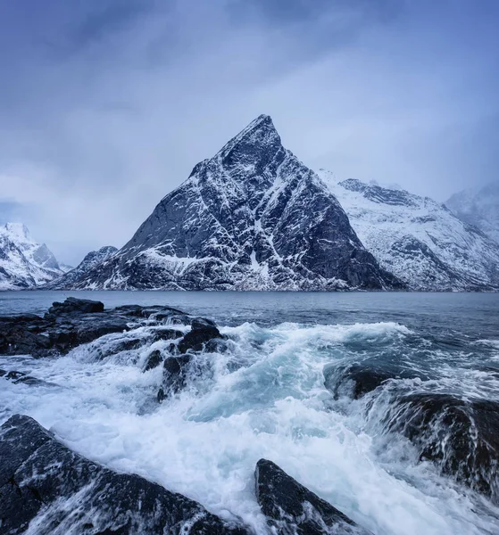嵐と曇りの天候の間に海の景色 ノルウェーの自然風景 — ストック写真
