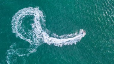 Scooter su yüzeyi üzerinde. Spor ve aktif bir yaşam konsepti denizde