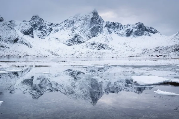 Bergrücken Und Spiegelung Wasser Wunderschöne Naturlandschaft Norwegen — Stockfoto