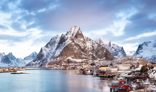 ロフォーテン諸島の海湾 日の出の間 ノルウェーの自然の景観 — ストック写真