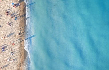 Plajda havadan görünümü. Güzel doğal deniz manzarası, yaz saati