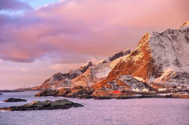 Dağlar Lofoten Adaları Bay. Gündoğumu sırasında doğal peyzaj
