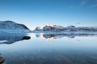 Dağ sırtı ve su yansıma. Norveç'te güzel doğal peyzaj
