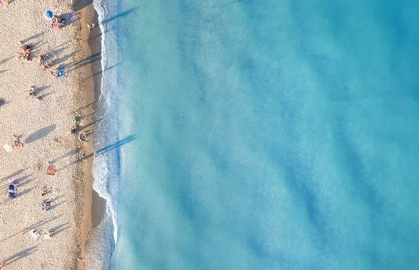 Plajda havadan görünümü. Güzel doğal deniz manzarası, yaz saati