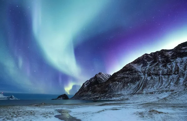 Luce Del Nord Sopra Montagne Oceano Bellissimo Paesaggio Naturale Norvegia — Foto Stock
