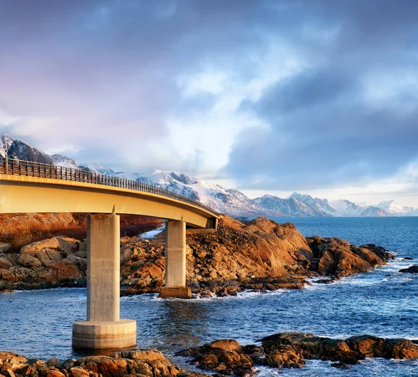 ロフォーテン諸島 ノルウェーの橋 サンライズの中に美しい自然の風景 — ストック写真