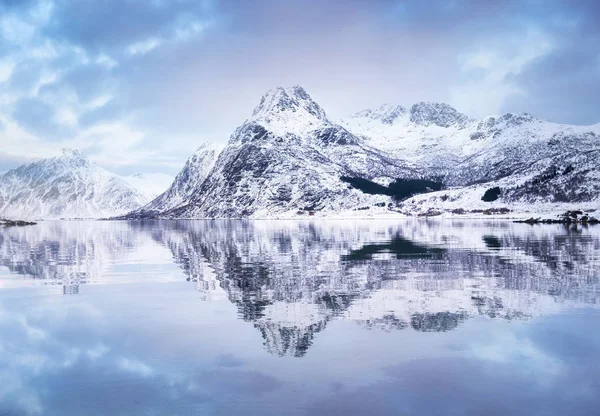 Dağ Sırtı Yansıma Norveç Güzel Doğal Peyzaj — Stok fotoğraf