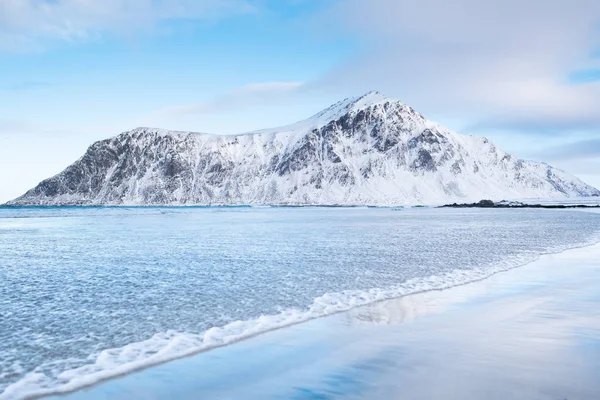 Dağ Sırtı Deniz Kıyısına Yansıması Norveç Doğal Peyzaj — Stok fotoğraf