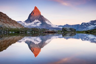Matterhorn ve su yüzeyinde yansıma gündoğumu sırasında. İsviçre güzel doğal peyzaj