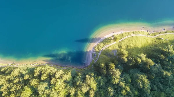 Luchtfoto Uitzicht Het Meer Het Bos Prachtige Natuurlijke Landschap Vanuit — Stockfoto